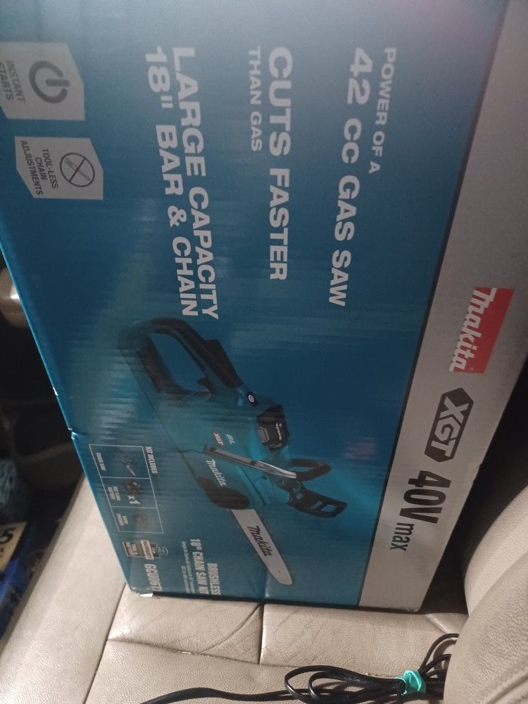 Makita 40v /18 " Chainsaw Kit