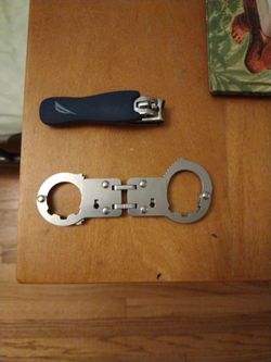 Thumbcuff with keys