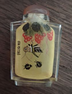 Chinese Reverse-Painted Glass Snuff Bottle