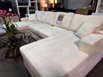 Stunning sectional! $699 🚨🔥 More colors available!