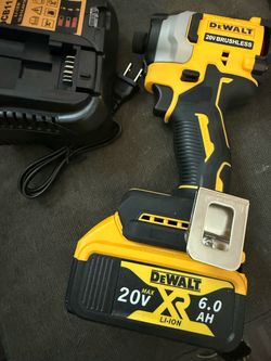 Dewalt DCB206 impact driver 20v battery include with charger
