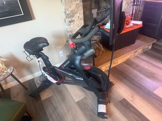 🚴‍♀️ Peloton Bike for Sale – Like New!