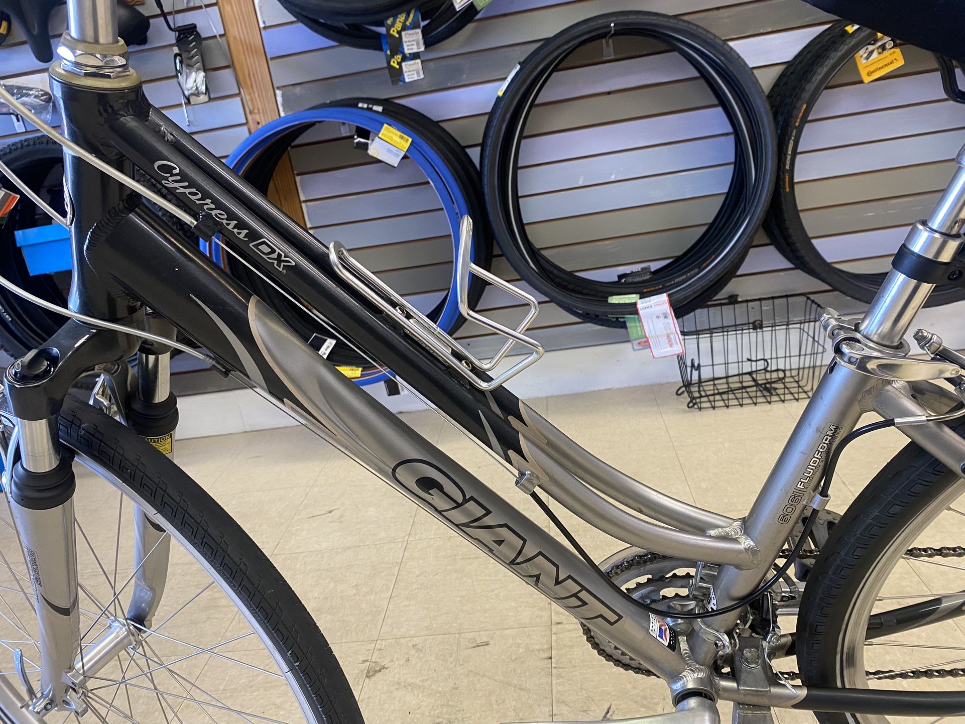 Hybrid Giant Cypress DX 21 Speeds Shimano Al vio 6061 Aluminum Frame Size 15 Tire Size 700X35C Free Delivery for Sale in Clearwater FL OfferUp