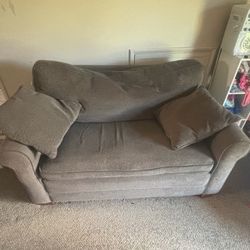 Love seat With Pull Outbed