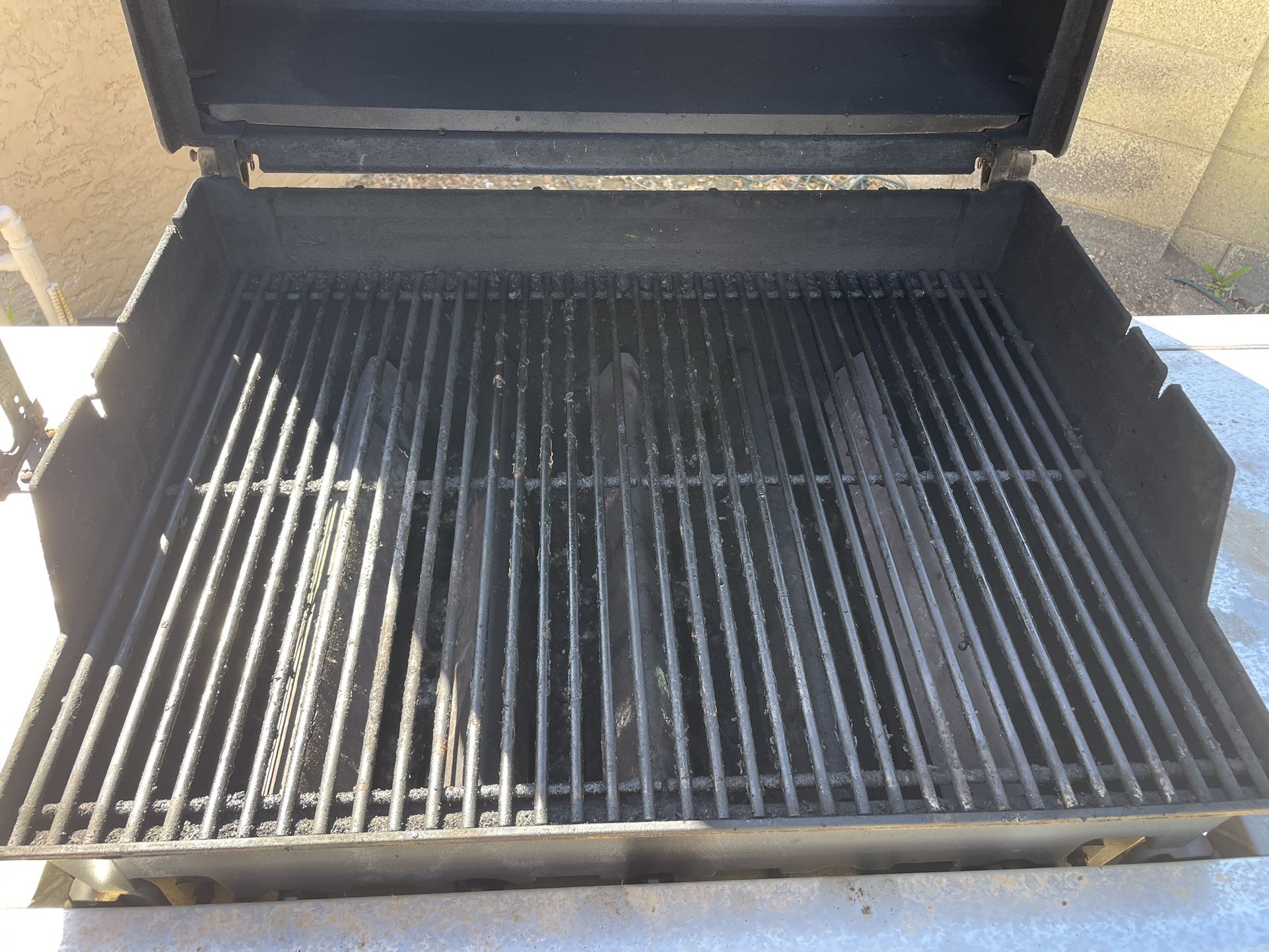 er 3 Burner Grill With Searing Station And Side Burner. Comes With