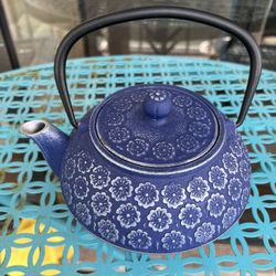 Iron Japanese Style Blue Tea Pot  With Edged Desighn 