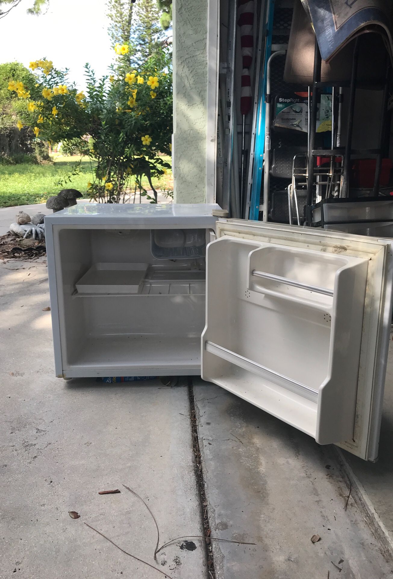 Avanti 20x20x20” cube fridge