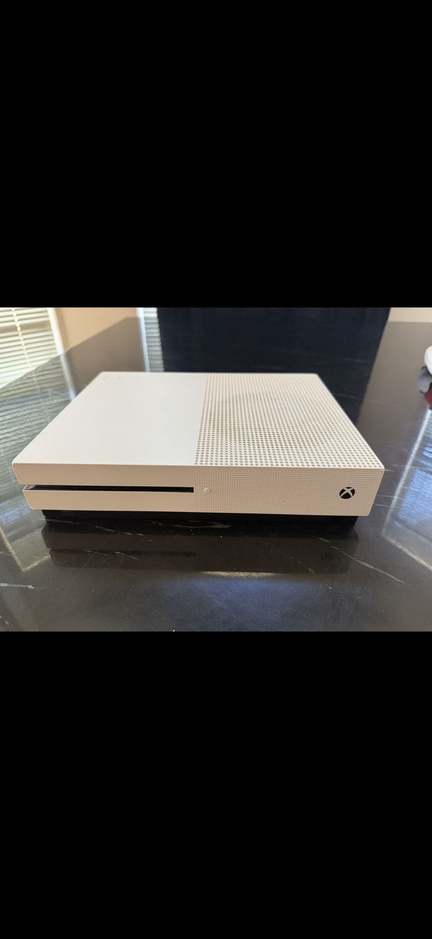 Xbox One S bundle! 2TB storage 11 games 4 controllers all works great!
