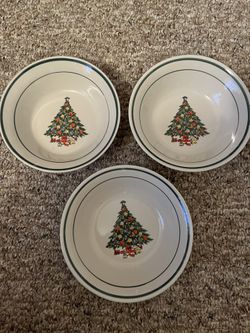 Set of 3 Christmas Bowls  Excellent Condition 