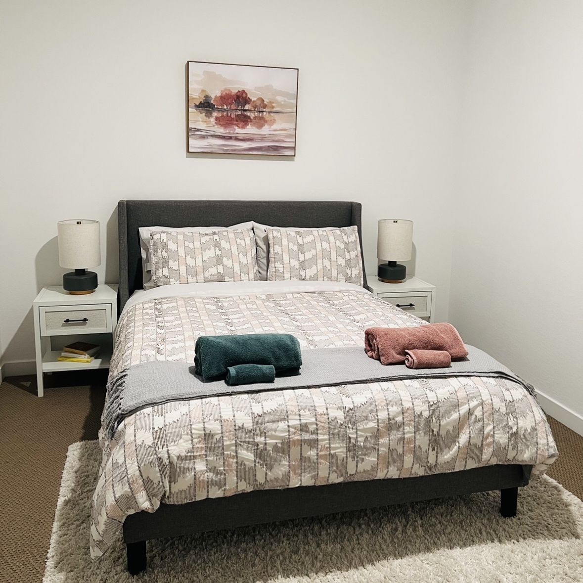Queen bed With Mattress, 2 Nightstands And 2 Lamps