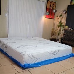 KING SIZE MEMORY FOAM MATTRESS FOR SALE! IN GREAT CONDITION  FREE DELIVERY 