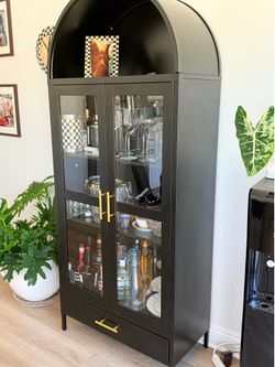 Black hutch