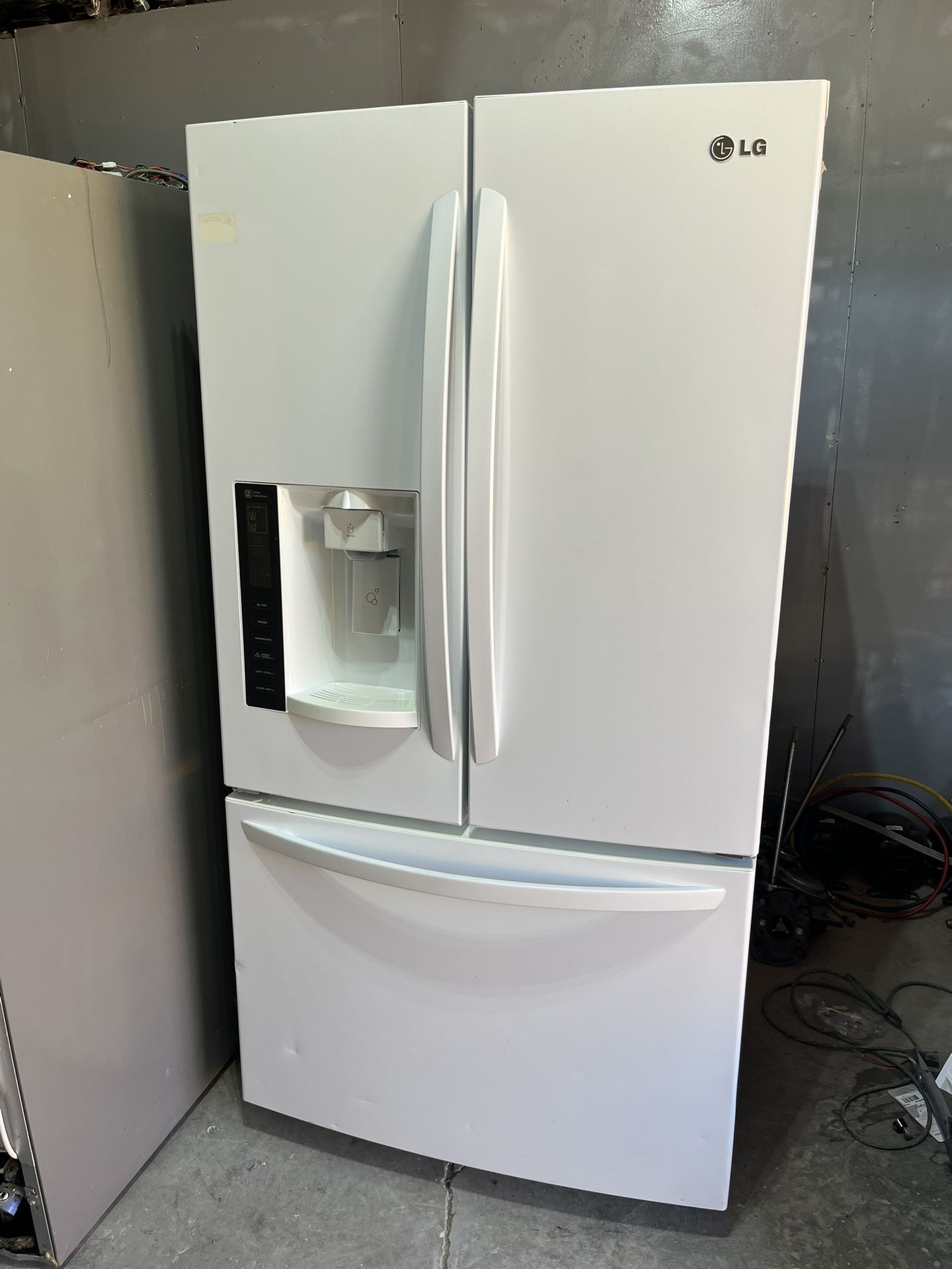 White β LG - Refrigerator - 3 Door - Water And Ice - Free Delivery To!!!!