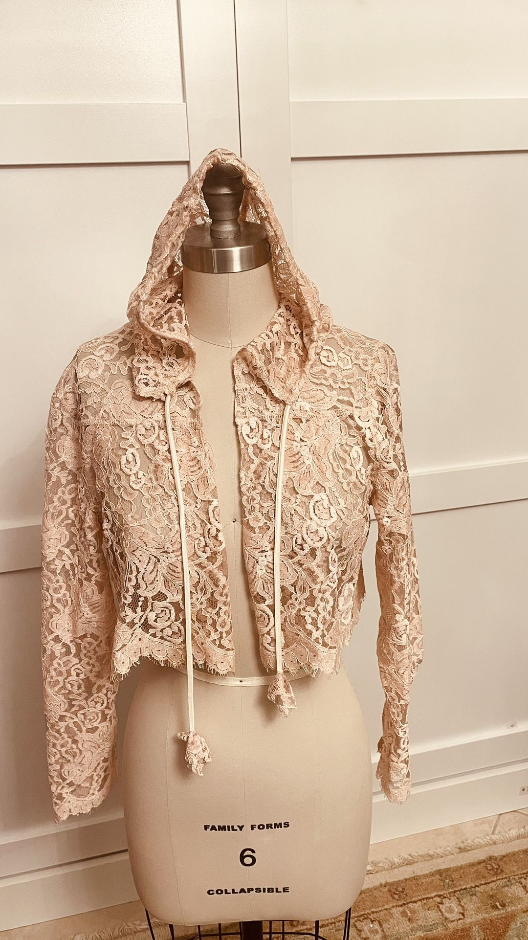 Short  Lace Jacket With Hoodie