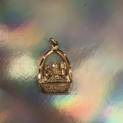Vintage travel souvenir charm recently purchased from a local estate circa 1970-80. Crafted in fine 14K yellow gold Filled  Saint Louis Missouri sky
