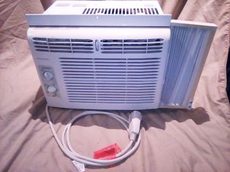 Fridgidaire window mount air conditioner works great 60$