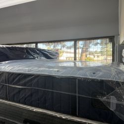 QUEEN SIZE STEARNS & FOSTER ESTATE (FIRM) MATTRESS & BOX SPRING BED SET