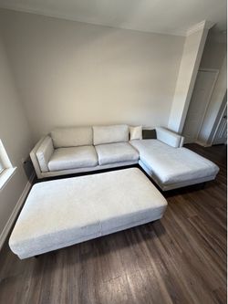 Sectional With Right Arm Facing Chaise &Cocktail Ottoman