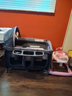 Play pen / walker