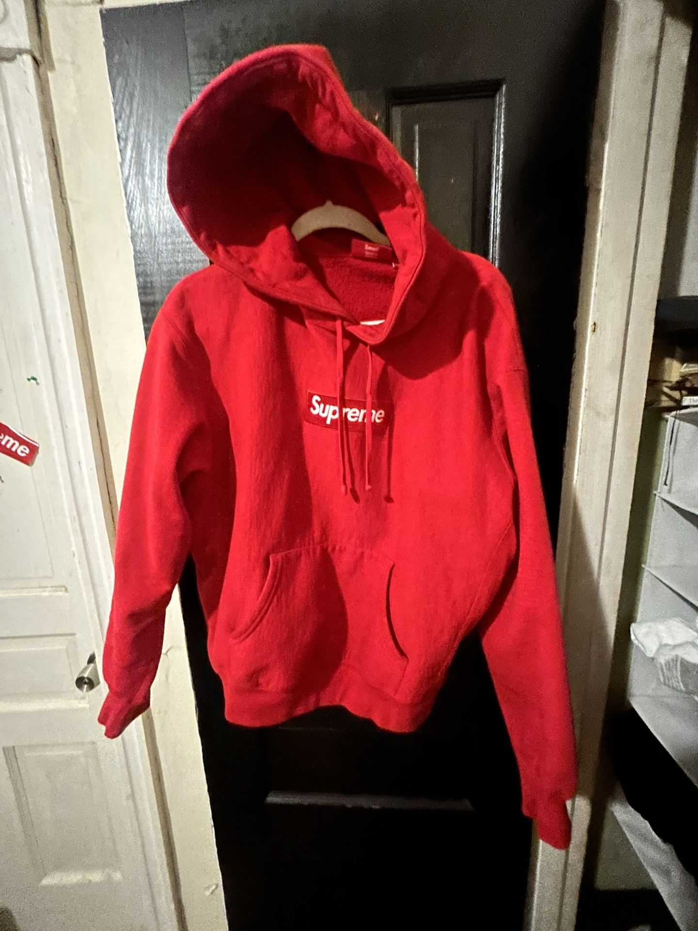 Men’s Supreme Hoddie size Small