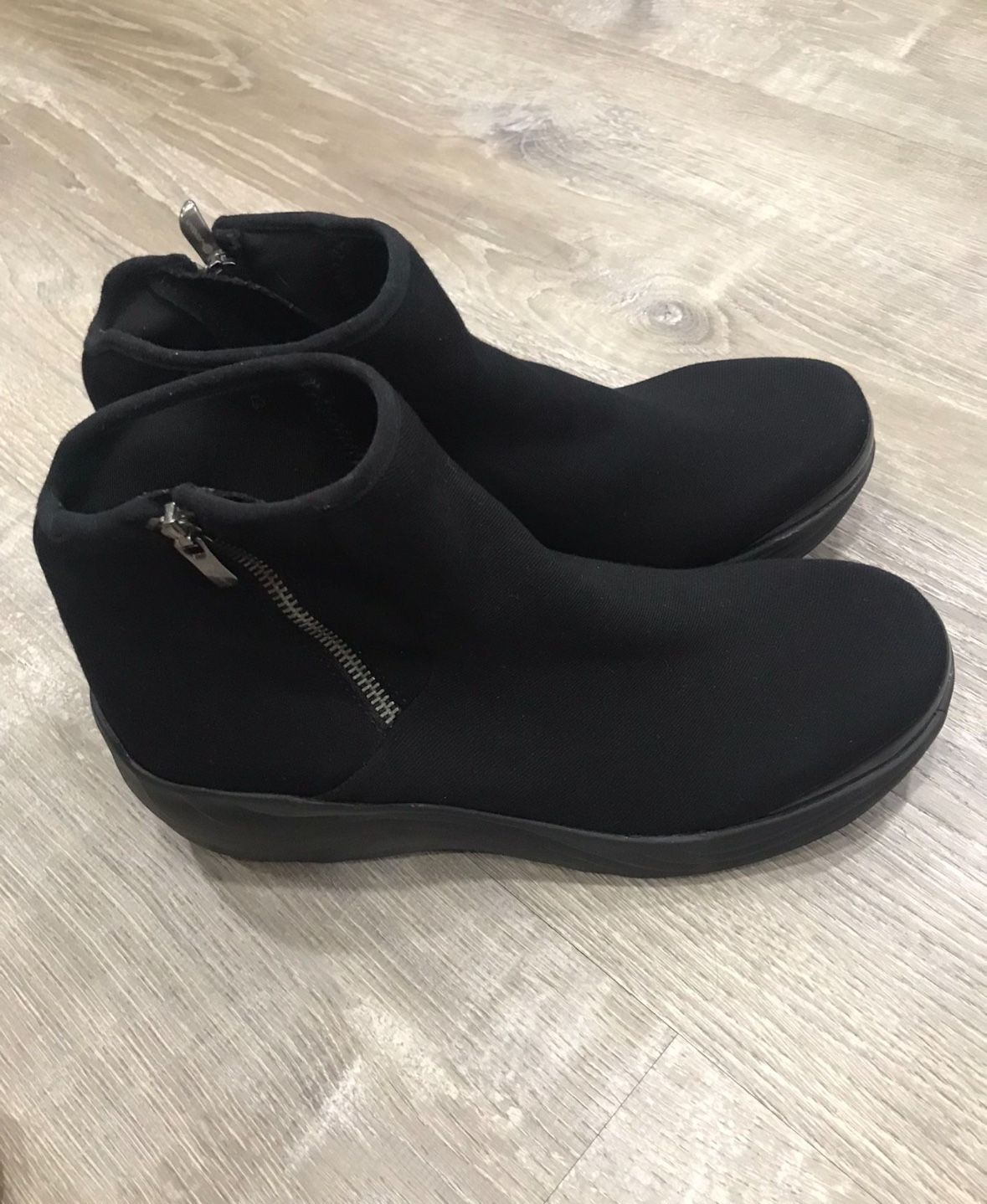 BZees Boots Zora Black Booties Side Zip Up Ankle Wedge Comfort Womens Size 10m
