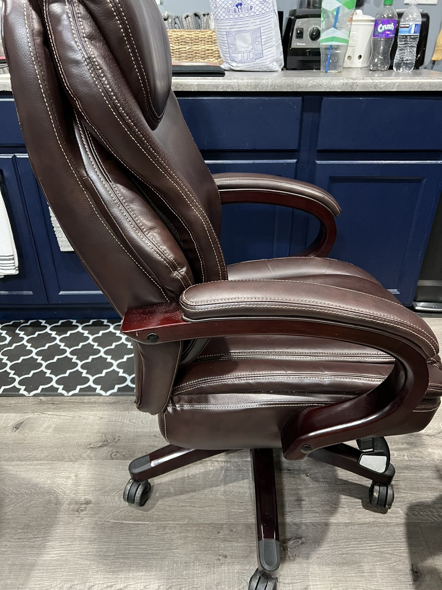 Beautiful Brown LazyBoy Office Chair for Sale in Lynwood, CA OfferUp