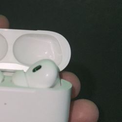 Right AirPod Pro Gen 2 Regular Iphone Charger Works Perfect Asking 40$ For This Solo Airbud 