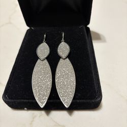 BRAND NEW Exquisite Drop Earrings