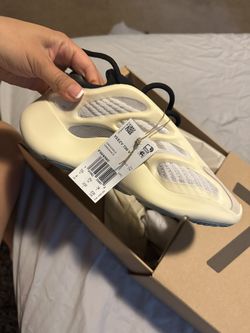 Brandnew Yeezy 700 V3