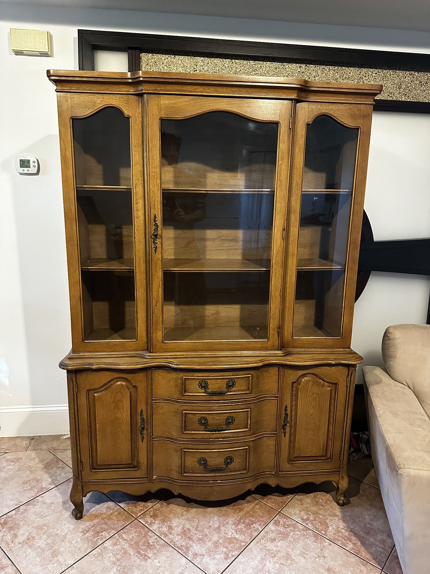 π¦ Solid Wood Vintage China Cabinet / Hutch β Excellent Condition!