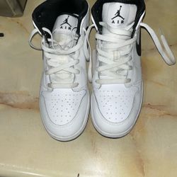 Nike Air Jordan 1 Mids 6.5y