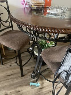 Kitchen Table With Fourchairs