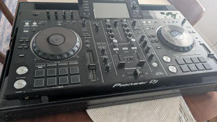 Pioneer DJ XDJ-RX2 w/ flight case + M-Audio speakers