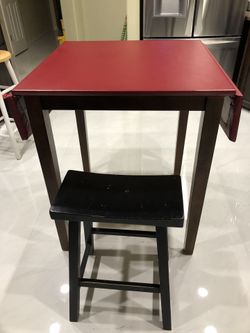 Wooden breakfast table with side leaf and 4 stools.