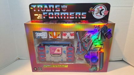 2026 SDCC EXCLUSIVE HASBRO TRANSFORMERS X JEN & THE HOLOGRAMS AUTOBOT BLASTER FIGURE SET IN HAND
