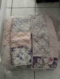 Beautiful Full size quilt and shams