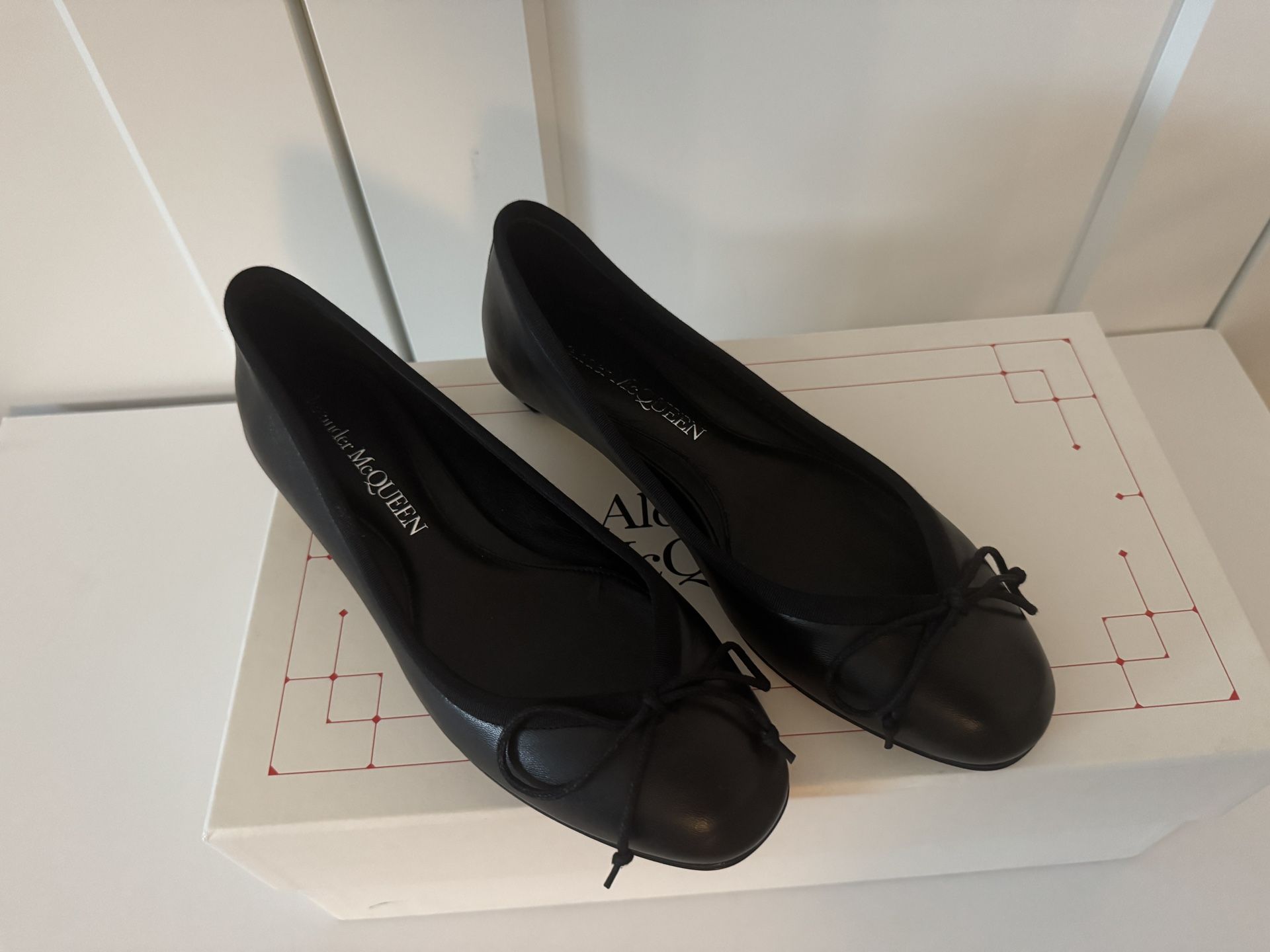 NEW Alexander McQueen Black Leather Ballet Flat With Bow, Size 37 (US7)