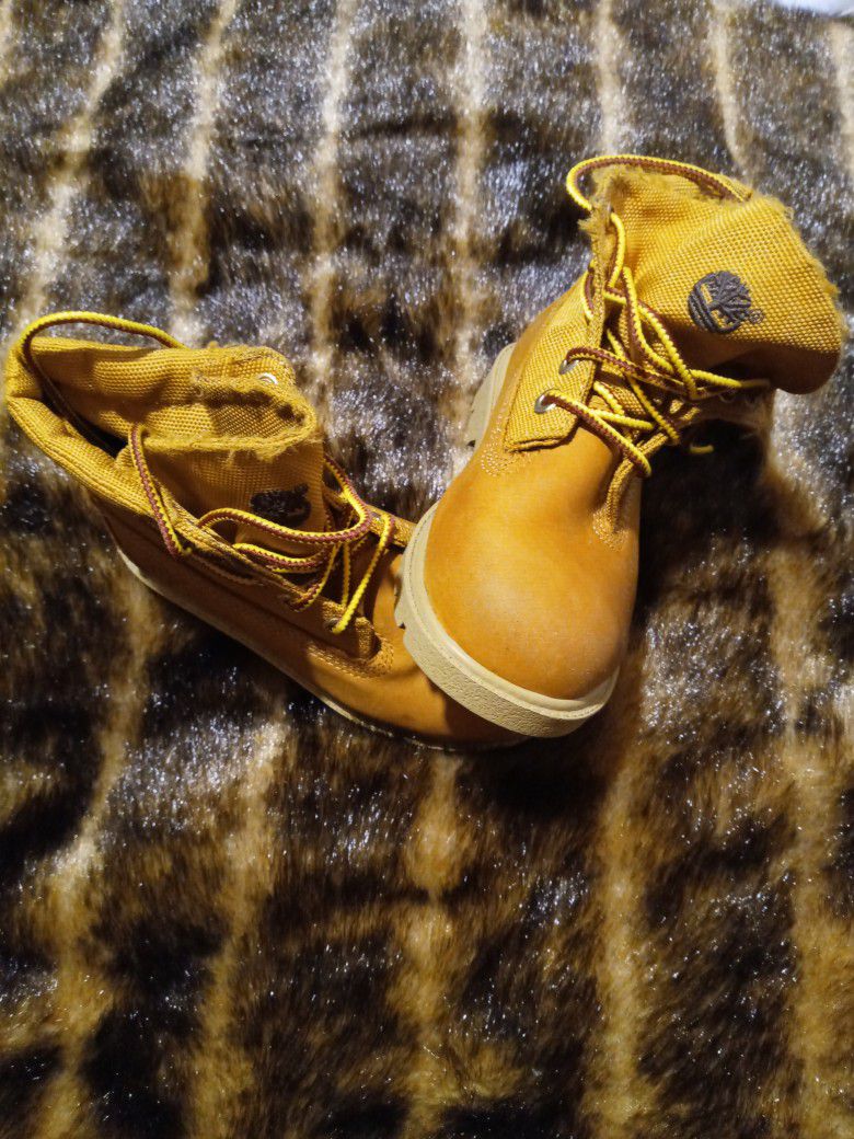 KIDS SIZE 9Y BARELY WORN TIMBERLAND BOOTS WELL TAKEN CARE OF $40