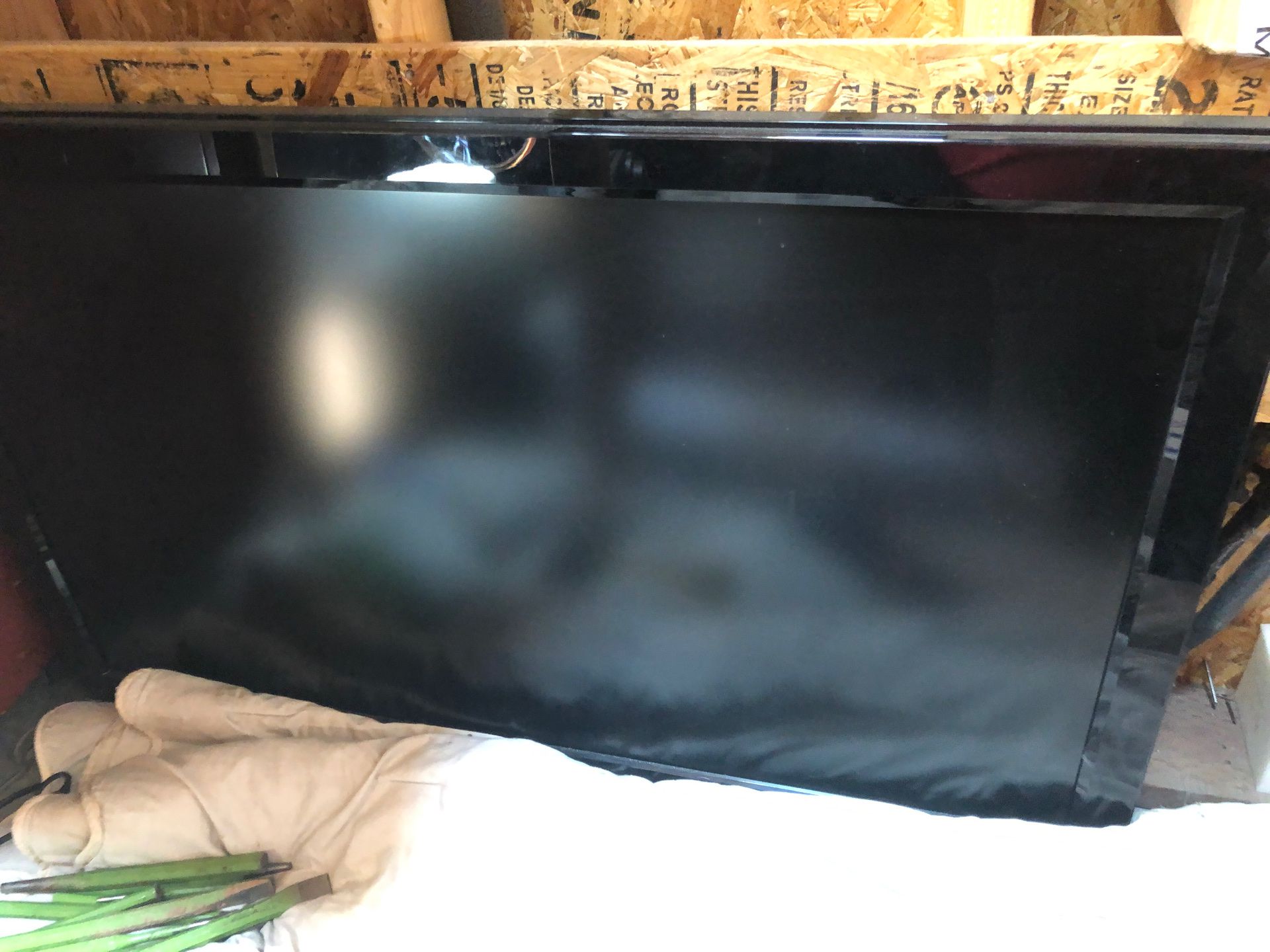 Broken LG TV with remote . Keeps powering off