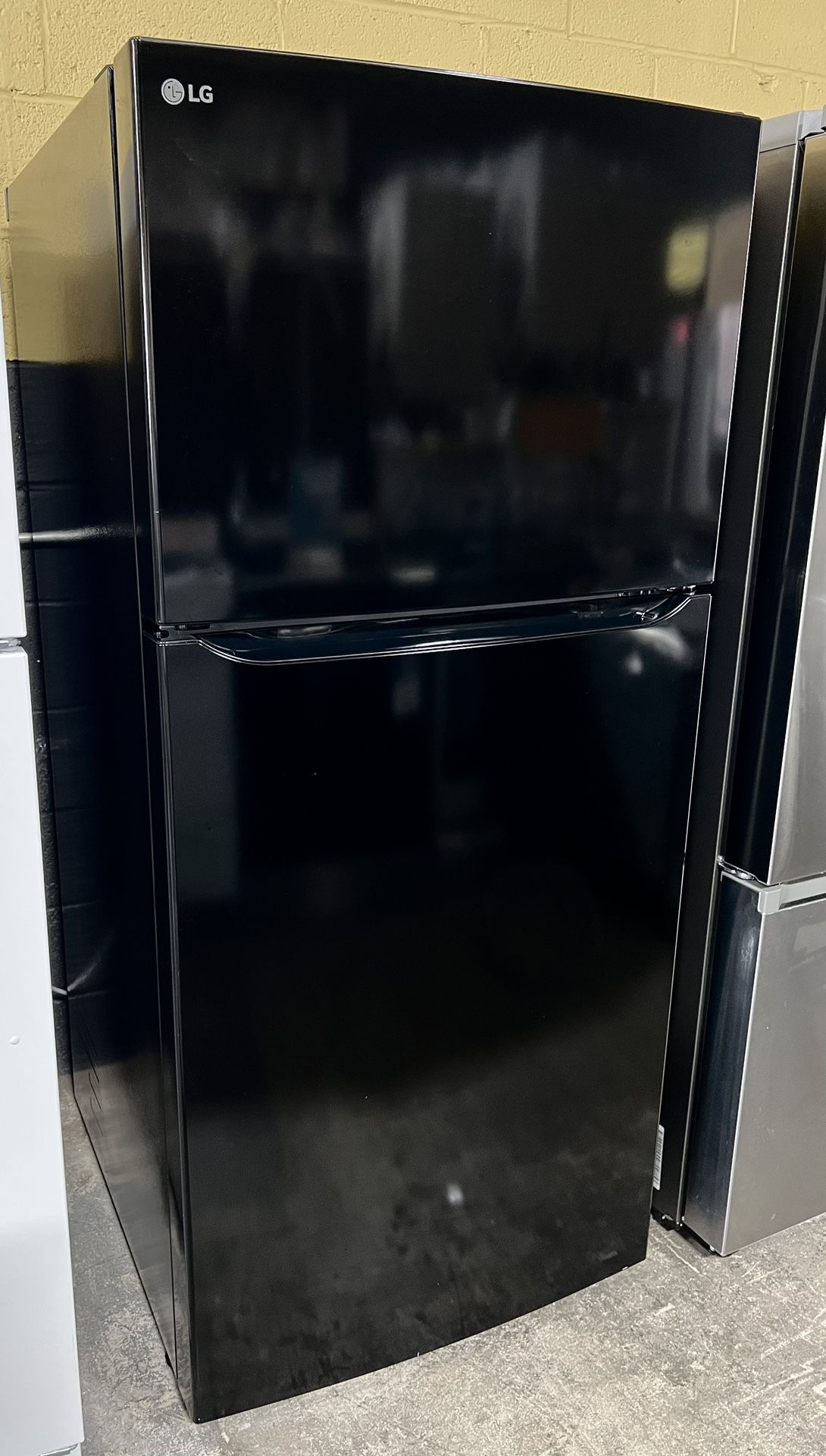 NEW 30” LG Refrigerator 20.2cu.ft. (Black)