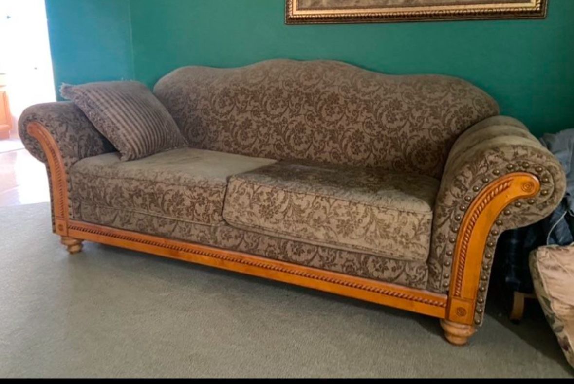 Beautiful Sofa - Like New Condition