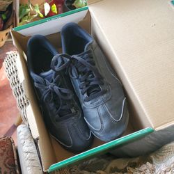 Boys Black  Puma.     4.5  