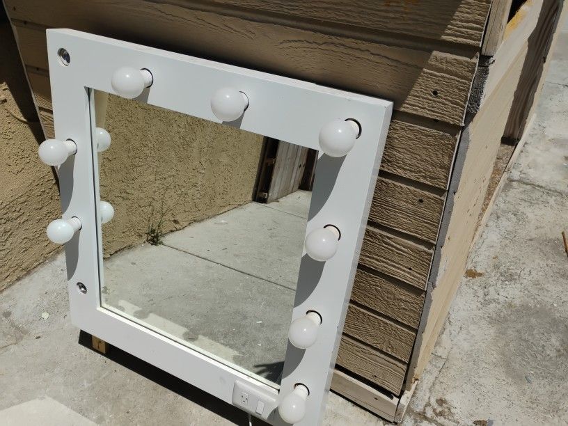 Make-up Mirror W/Power Box Ext