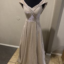 Gold sparkly A-line dress with a V-neck and cap sleeves. Size: 3 #prom #eveningwear #glamour The measurements are Length 54” Bust. 33” Waist  27” and 