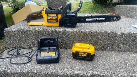 DeWalt  XR 40 V Max Chainsaw, battery, and charger