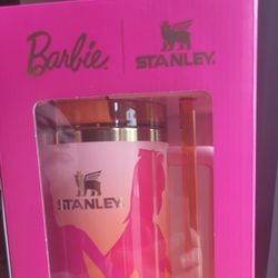 BARBIE X STANLEY '60S TWIST 'N TURN
40 OZ QUENCHER