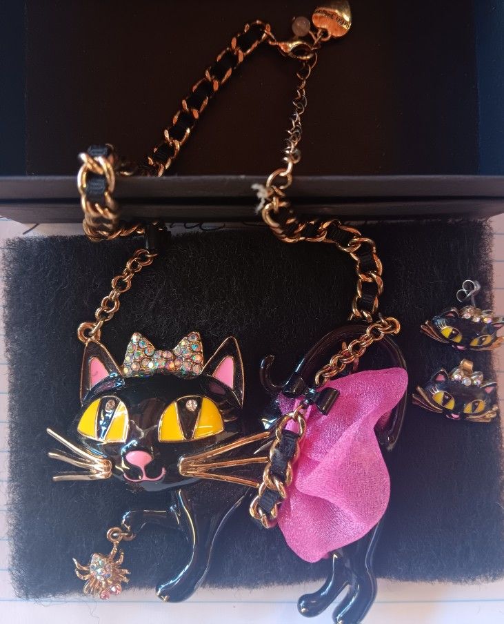 BETSEY JOHNSON KITTY STATEMENT PIECE W/MATCHING EARRINGS