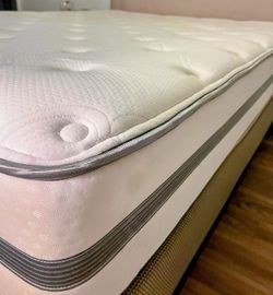 Complete King Size Bed Set, BeautyRest Mattress, Box Springs, and Bedding Set .