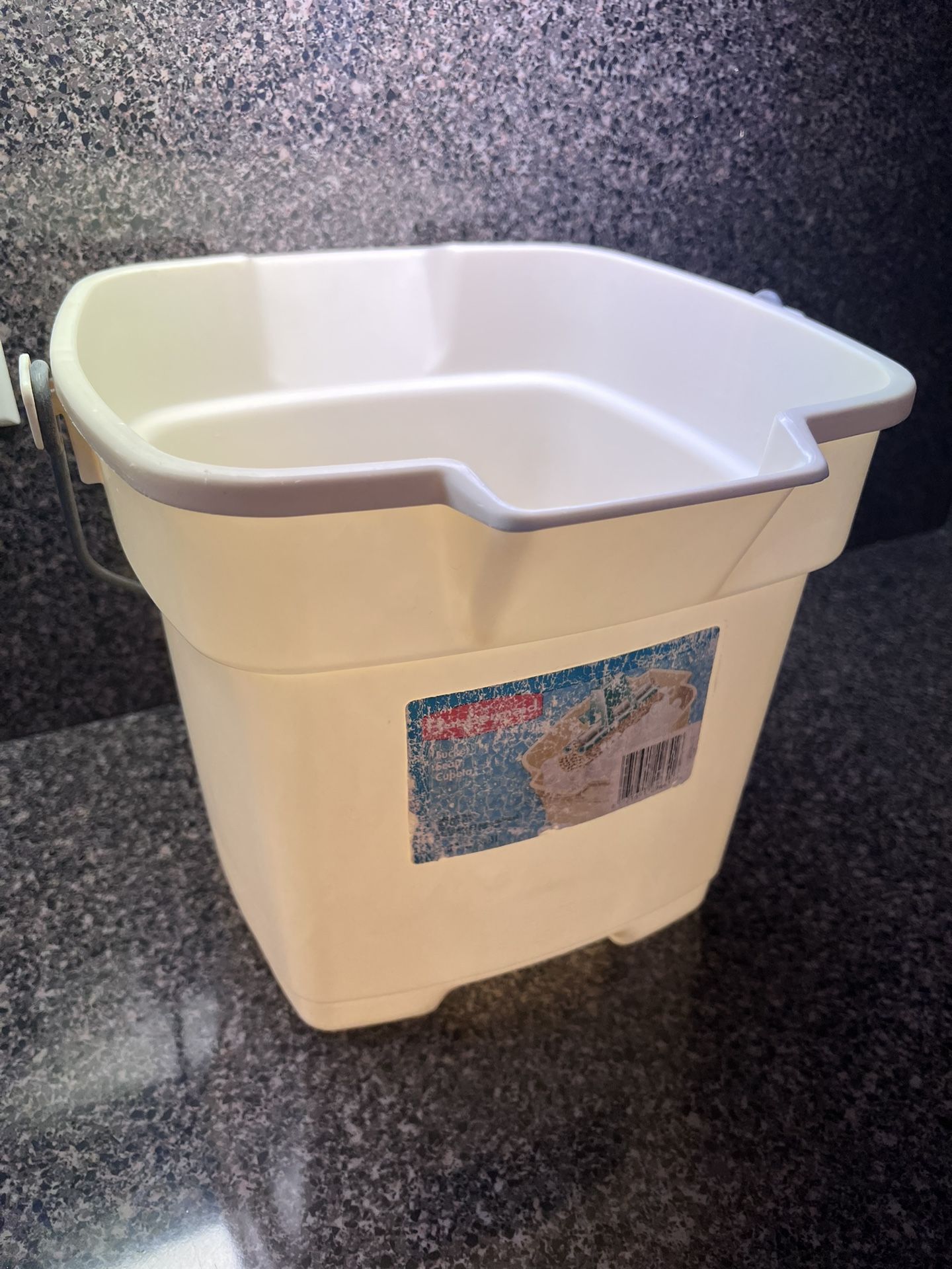 Rubbermaid Bucket - 2 Gal