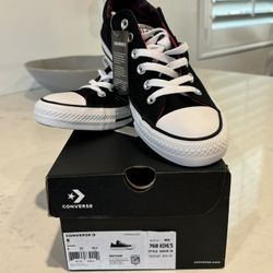 *Brand New*  Converse lowtops